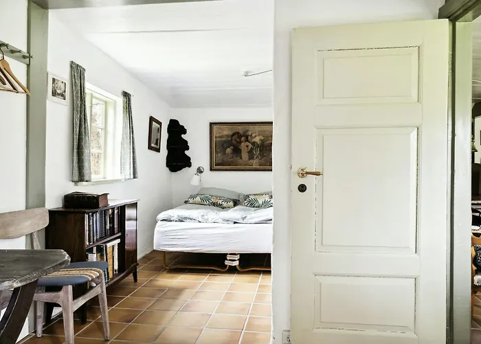 Дом отдыха Unique Summer House With Seaweed Roof On Laeso