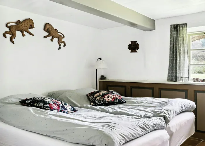 Unique Summer House With Seaweed Roof On Дом отдыха