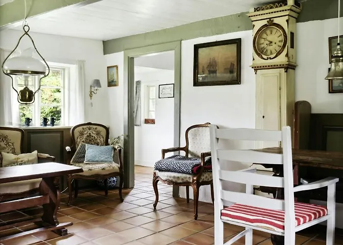 Дом отдыха Unique Summer House With Seaweed Roof On Laeso