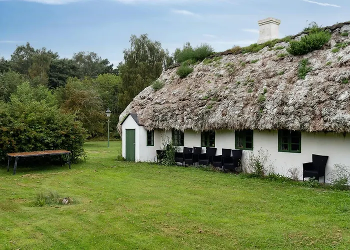 Unique Summer House With Seaweed Roof On Дом отдыха *